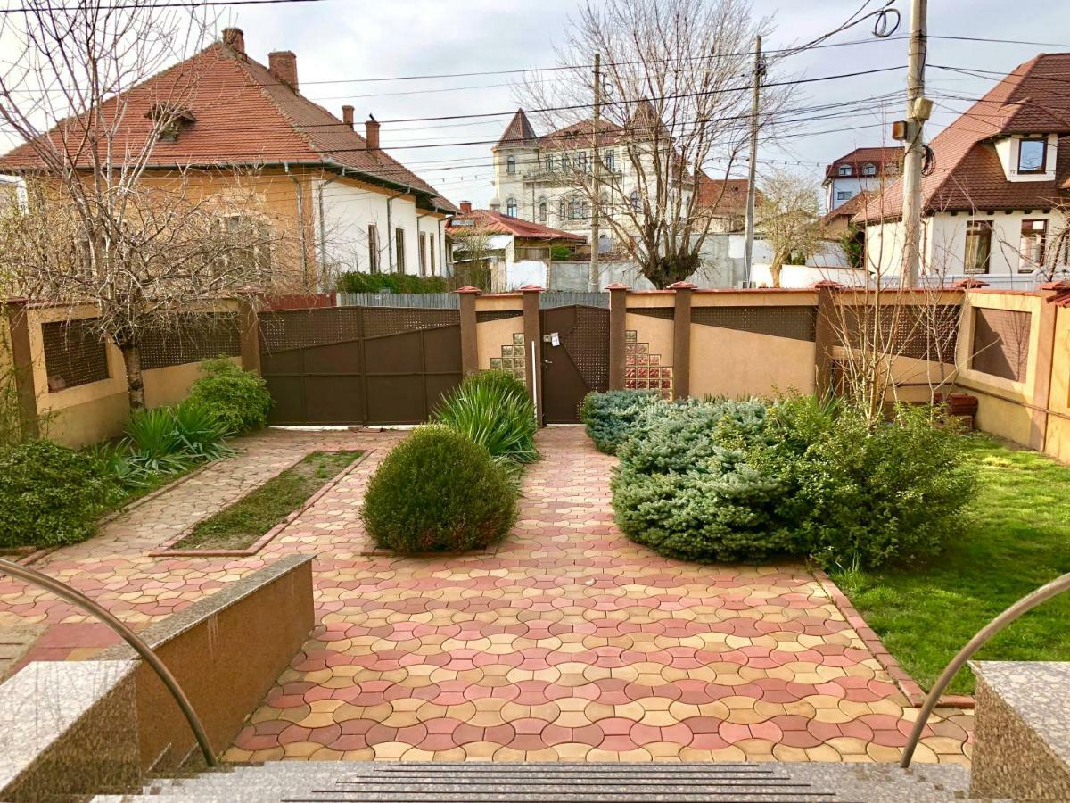 Casa Coquette Buzau Apartment Bagian luar foto